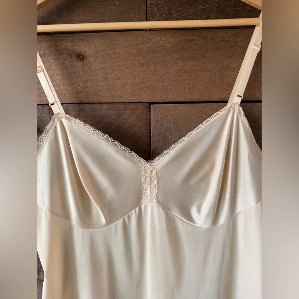 Vintage Vanity Fair Beige Lace Trim Nylon Slip Nightgown USA - Picture 11 of 12